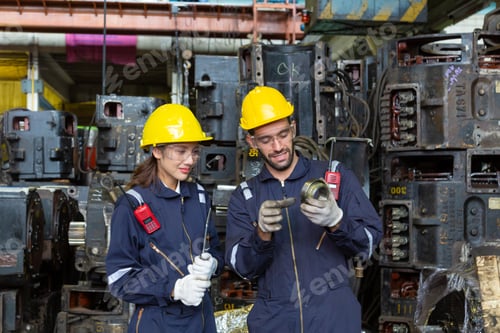 Preview: Engineer in the process of inspecting train engines Keep the machine ready for use in the train