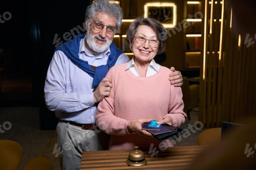 Visualização: Aposentados alegres estão na recepção com passaportes