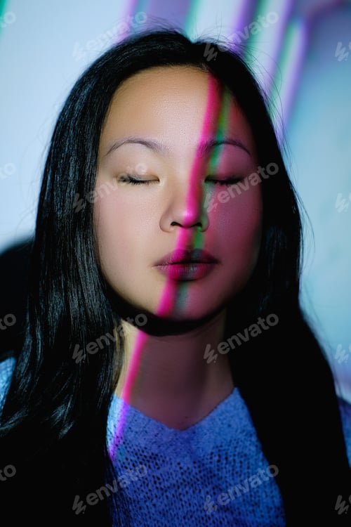 Preview: Asian woman with lights on face in studio