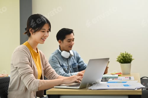 Visualização: Grupo de jovens criativos trabalhando no novo site wireframe no escritório.