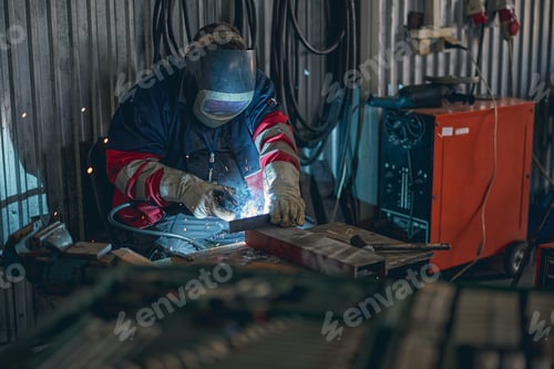Preview: Concentrated welder using mask while doing serious work