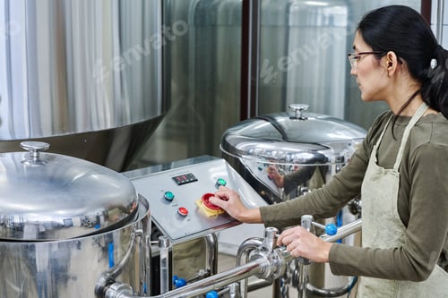 Preview: Worker controlling the equipment in the factory