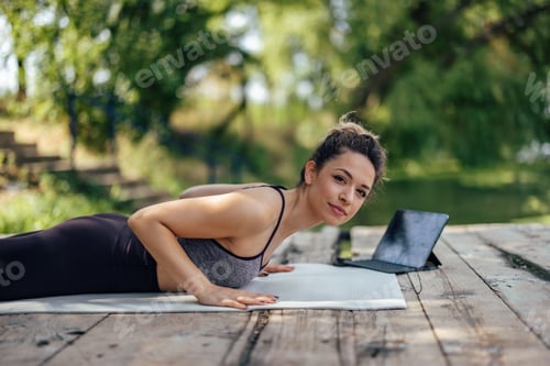 Preview: Picture of young woman, strengthening her muscles.