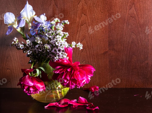 Preview: withered flowers in vase on dark brown background