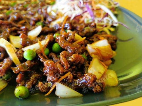 Preview: Crispy shredded beef with sweet chilli sauce. Traditional Chinese food.