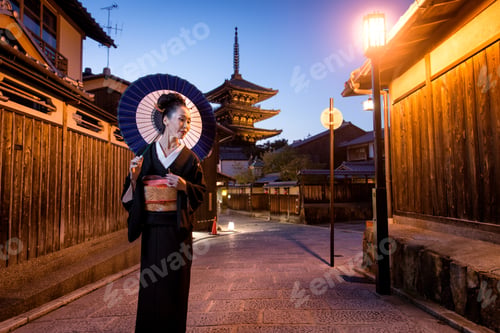 Preview: Asian woman with kimono walking at Yasaka Pagoda in Kyoto