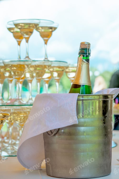 Preview: Festive table setting wineglasses with champagne