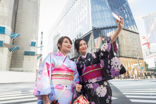 Preview: Japanese women with kimono walking in Tokyo