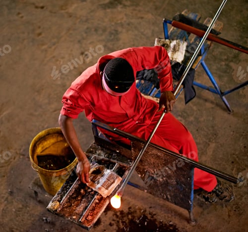 Preview: Shaping his glass creation
