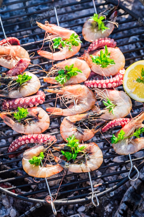 Preview: Roasting tasty seafood skewers with lemon and parsley