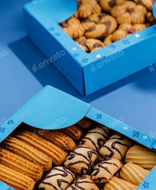 Preview: crumbly cookies in blue boxes