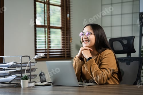 Preview: beautiful asian female employee Happy woman smiling - Focus on Asian woman's face