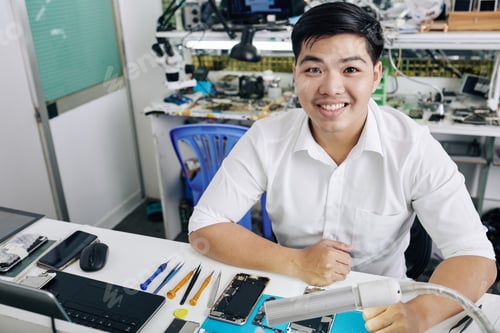 Preview: Man working at smartphone repair shop