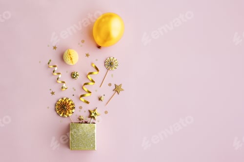 Visualização: Objetos de aniversário explodindo de uma caixa de presente, vista aérea