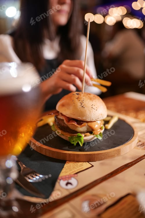 Preview: Burger in a pub