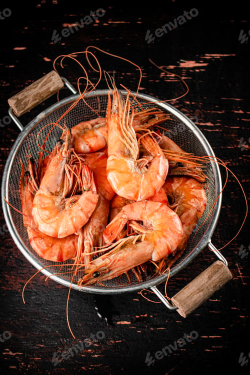 Preview: Fragrant boiled shrimp in a colander.