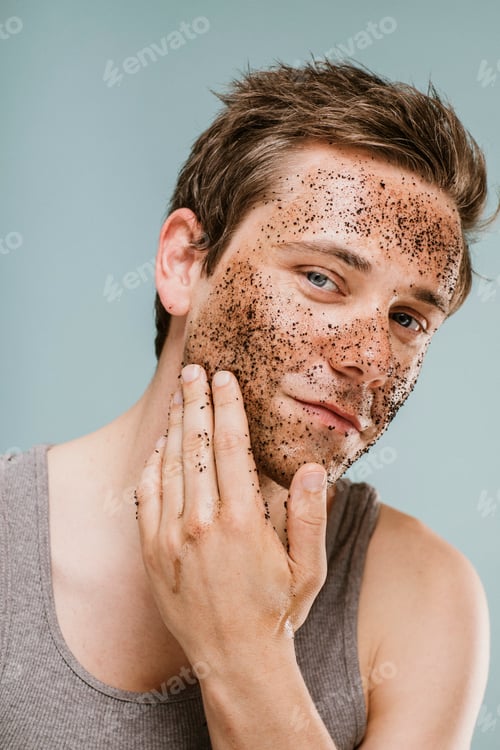 Preview: Man using facial scrub