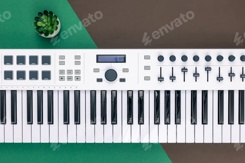 Preview: Music keys on a colored background, flat lay.