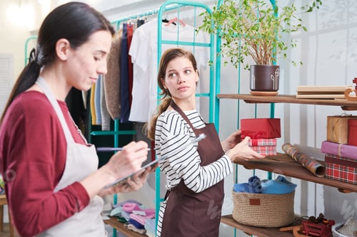 Preview: Decorating Store for Christmas