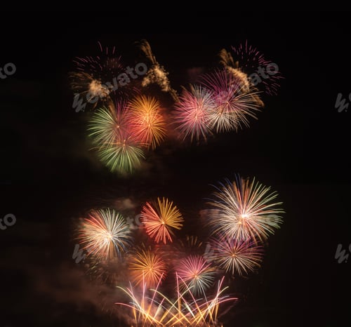 Visualização: Festival de fogos de artifício à noite. Variedade de fogos de artifício em comemoração Feliz Ano Novo.