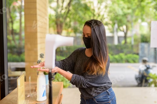 Preview: Woman washing hands with alcohol gel to protect against coronavirus Covid-19