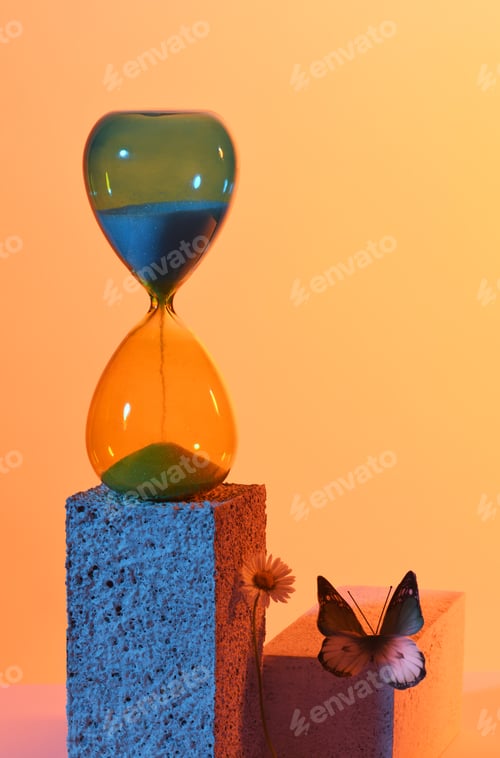 Preview: Arrangement of hourglass, butterfly and daisy