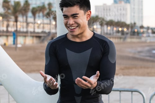 Preview: Cheerful athletic man with powdered hands