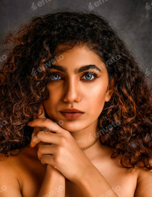 Preview: Beautiful Portrait of Young & Elegant Woman Posing