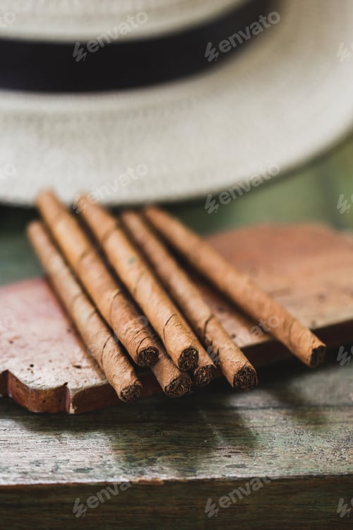 Preview: Cigars on vintage wooden table