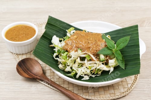 Preview: Karedok, raw vegetable salad with peanut sauce