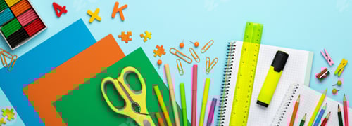 Visualização: De volta à escola. Banner panorâmico de educação. Vista superior, posição plana. Suprimentos coloridos na mesa, coloridos