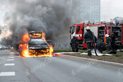 Preview: Out into the road burning car. Just the fire place has arrived the police and suspended traffic.