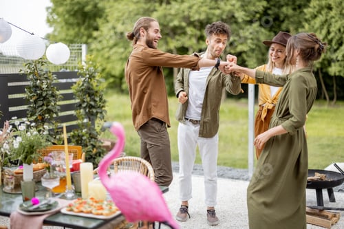 Visualização: Amigos se divertem no quintal da casa de campo