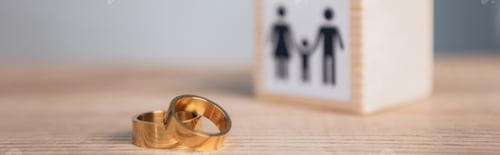 Preview: panoramic shot of golden rings near wooden cube with family