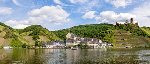 Preview: The beautiful village Beilstein in the Moselle valley on a sunny summer day