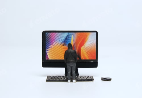 Preview: Miniature Men and computer