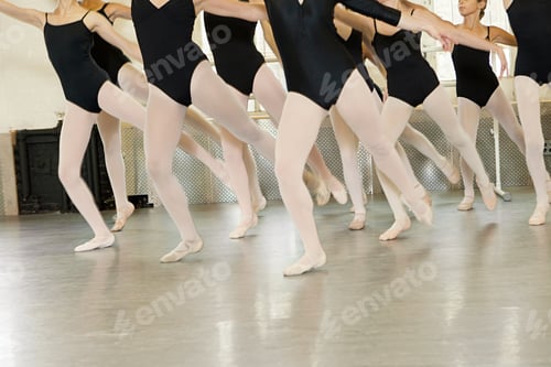 Preview: Ballerinas dancing