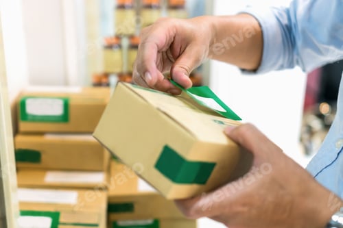 Preview: Employees are packing a parcel in the send to the customer