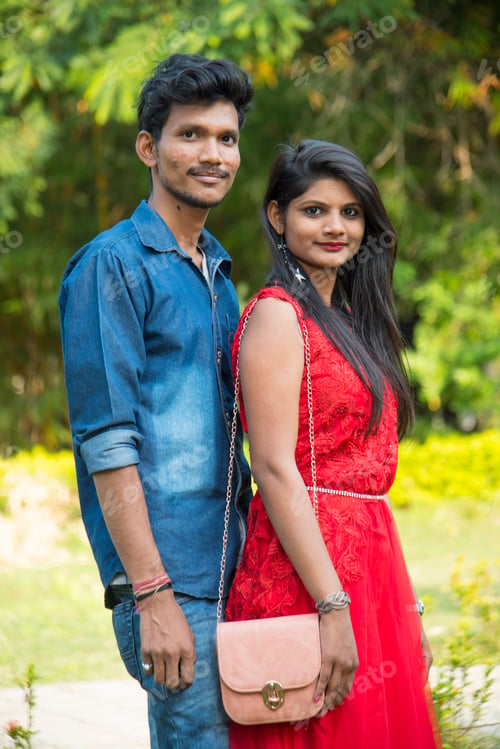 Preview: Portrait of happy brother and sister at outdoor