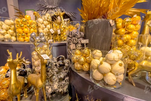 Preview: Balls and decoration in golden colors