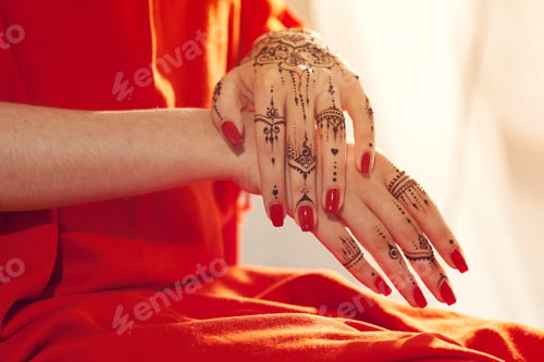 Preview: Red manicured hands with Mehndi