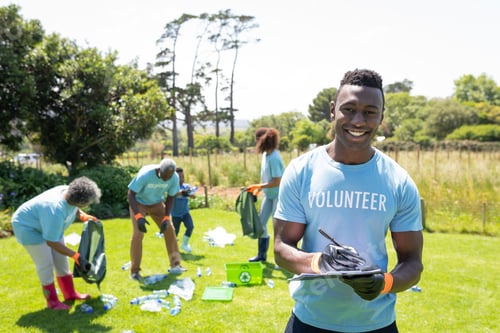 Preview: Volunteers collecting rubbish and recycling