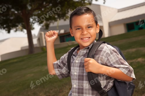 Visualização: Jovem hispânico feliz com mochila pronto para a escola.
