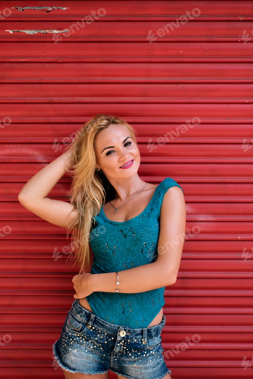 Preview: a young woman model with a strong red background - complimentary colors - gestures concept