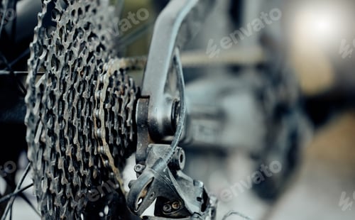 Vista previa: Cycling speed, bicycle gears and chain, cycle speed mechanic wheels of metal, iron or steel closeup
