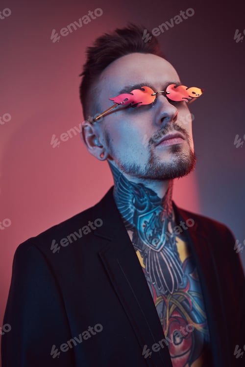 Preview: Stylish bearded dude with sunglasses posing in colourful background