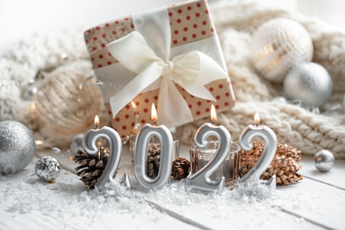 Visualização: Fundo de Natal com velas em forma de números 2022 e uma caixa de presente.
