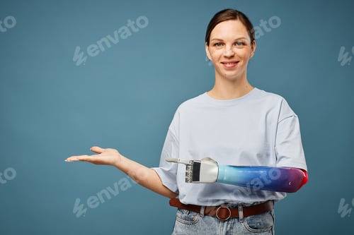 Preview: Woman with bionic Arm Showing Project