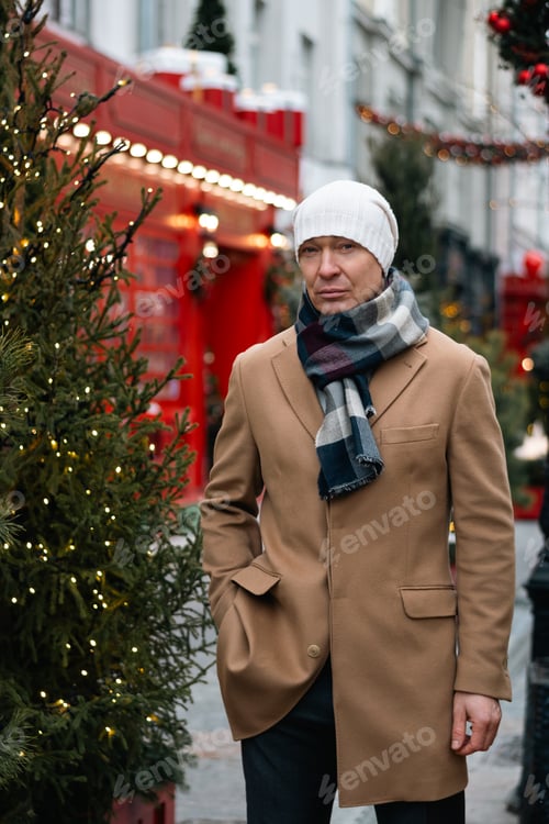 Preview: Man Enjoying Festive Atmosphere by Christmas Tree