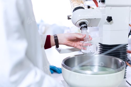 Preview: Scientist in lab